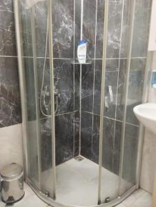 een douche met een glazen deur in een badkamer bij Şişli Suites - Room47 in Istanbul