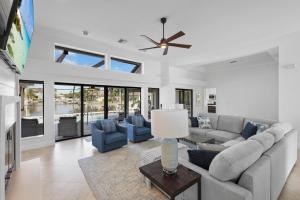 TV a/nebo společenská místnost v ubytování Coastal waterfront home with pool spa and dock