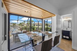 Posezení v ubytování Coastal waterfront home with pool spa and dock