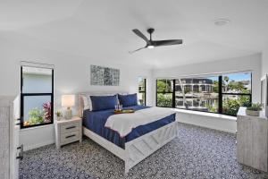 Postel nebo postele na pokoji v ubytování Coastal waterfront home with pool spa and dock + 57 fotografií