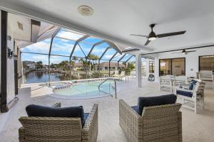 Bazén v ubytování Coastal waterfront home with pool spa and dock nebo v jeho okolí