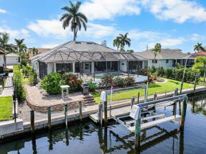 Zahrada ubytování Coastal waterfront home with pool spa and dock