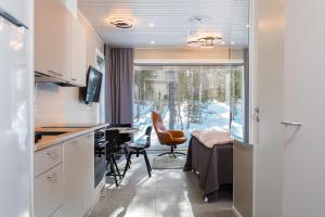 eine Küche und ein Esszimmer mit Tisch und Stühlen in der Unterkunft Halla Chalet, Northern Lights, ski & lake, free wifi, Vuosseli Resort Ruka in Kuusamo
