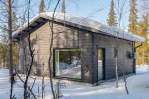 ein kleines Haus mit einem Fenster im Schnee in der Unterkunft Halla Chalet, Northern Lights, ski & lake, free wifi, Vuosseli Resort Ruka in Kuusamo