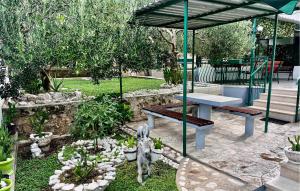 Κήπος έξω από το Awesome Apartment In Duce With House Sea View