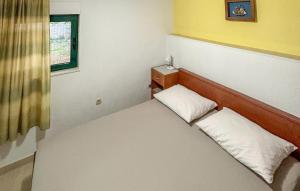 Ένα ή περισσότερα κρεβάτια σε δωμάτιο στο Awesome Apartment In Duce With House Sea View