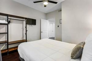 Ένα ή περισσότερα κρεβάτια σε δωμάτιο στο Luxury 3-Bedroom Oasis with Open Living Space & Designer Touches