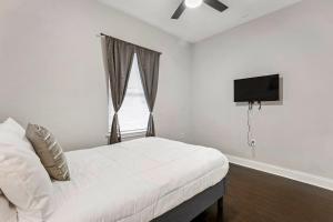 Μια τηλεόραση ή/και κέντρο ψυχαγωγίας στο Luxury 3-Bedroom Oasis with Open Living Space & Designer Touches +4 φωτογραφίες