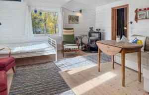 een kamer met een bed, een bureau en een tafel bij Beautiful Home In Rörvik With Wifi in Rörvik