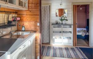 een keuken met een spoelbak en een koelkast bij Beautiful Home In Rörvik With Wifi in Rörvik