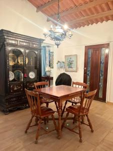 a dining room with a wooden table and chairs at MountainzenEscape in Los Altos de Cerro Azul