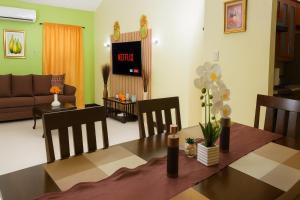 una sala de estar con una mesa y un sofá en Tropical Escape in Richmond with Pool & Gym Perfect Paradise Getaway Sleeps 7 Perfect for Families, en Richmond