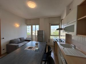 Η κουζίνα ή μικρή κουζίνα στο Nievo-Ceccarini Pedonale Flexrent - Immobiliare Abissinia