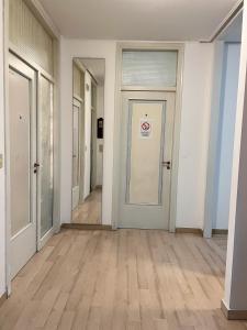 Un pasillo con una puerta con un cartel de no entrar. en Venice casa, en Mestre