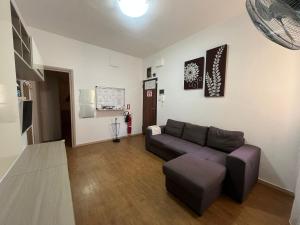 アウグスタにあるLa Petite Maisonのソファとテーブルのあるリビングルーム