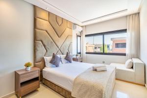 ein Schlafzimmer mit einem Bett und einem Fenster in der Unterkunft Comfortable villa with heated pool in Marrakesch + 27 Fotos