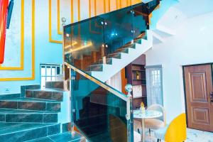 una scala in una casa con una parete di vetro di Best Terrace Homes a Oshogbo