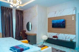 una camera da letto con un letto e una scrivania di Best Terrace Homes a Oshogbo