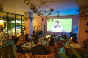 陽朔にあるYangshuo Courtyard Hotel - An all-English team by the Li Riverの屏風を見ながら、店に座っている人々