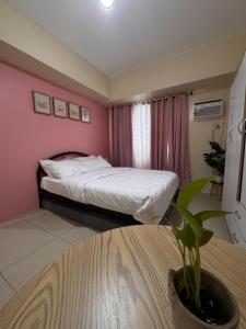 Кровать или кровати в номере Elaris Suite Tagaytay 1Br WI-FI,PS4,Netflix&Kitchen