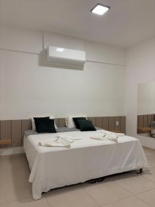 CrateúsBoulevard Hotel Crateús的卧室里有一张白色的床和一条白色的毯子