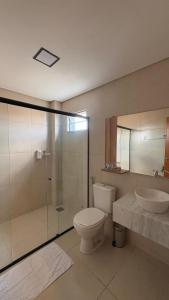 CrateúsBoulevard Hotel Crateús的带马桶、水槽和淋浴的浴室 更多52张照片