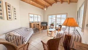 a living room with a couch and a table at Belle maison familiale avec piscine et parking in Loix