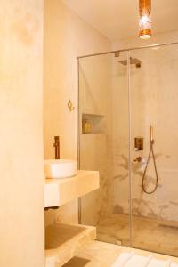 マラケシュにあるfantastic Apartmentのガラスのシャワーと洗面台を備えたバスルーム