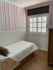 een slaapkamer met een bed en een raam bij La Era in La Concepción