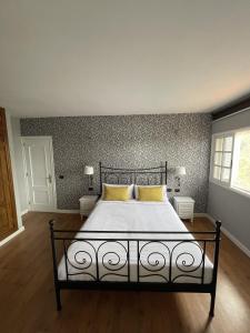 een slaapkamer met een groot bed met gele kussens bij La Era in La Concepción