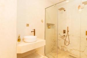 マラケシュにあるfantastic Apartmentの洗面台とシャワー付きのバスルーム +18枚の写真