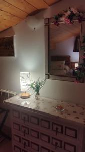a room with a mirror and a table with a lamp at Casa rural los 7 pinos de Gredos in Navarredonda de Gredos