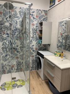 a bathroom with a shower and a sink and a washing machine at Casa Paola nel Chianti in Castelnuovo Berardenga