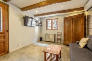 ein Wohnzimmer mit Sofa und Tisch in der Unterkunft La maison du château in Fontaine-de-Vaucluse