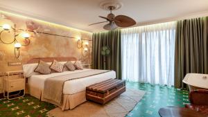 a bedroom with a bed and a ceiling fan at Glam Taoo Hotel Apartamento Boutique in Lugo