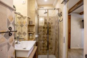 ein Badezimmer mit Waschbecken und Dusche in der Unterkunft La maison du château in Fontaine-de-Vaucluse