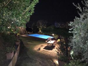 Bazén v ubytování villa camelie nebo v jeho okolí