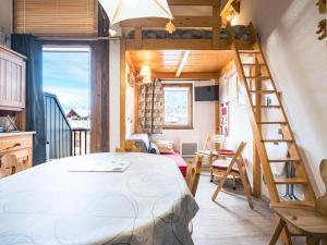 ein Schlafzimmer mit einem Bett und einer Treppe in einem Zimmer in der Unterkunft Grand Horizon 1 N403 2P8 in Morillon