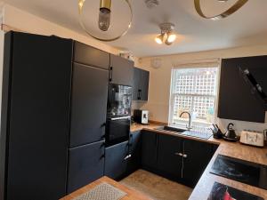 Nhà bếp/bếp nhỏ tại Town House with Hot Tub & Free Parking