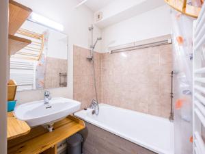 ein Badezimmer mit Waschbecken und Badewanne in der Unterkunft Grand Horizon 1 N403 2P8 in Morillon