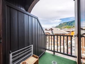 ein Balkon mit Blick auf die Stadt in der Unterkunft Grand Horizon 1 N403 2P8 in Morillon