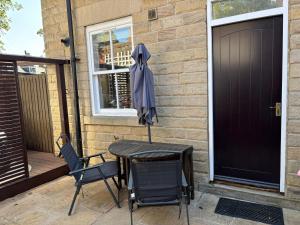 Sân trong/khu vực ngoài trời tại Town House with Hot Tub & Free Parking +14 ảnh