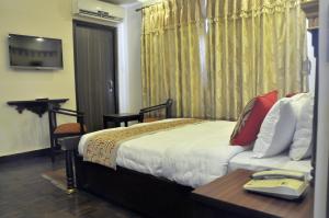 Kama o mga kama sa kuwarto sa Hotel Encounter Nepal & Spa