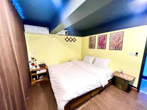 a bedroom with a bed with a blue ceiling at Hầu Thào Villa & Coffee in Sapa