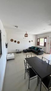 ein Wohnzimmer mit Tisch und Couch in der Unterkunft Apartamentos Mafelo Taganga in Taganga