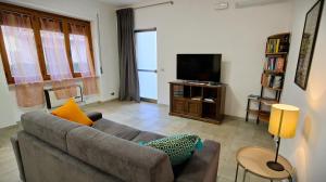 ein Wohnzimmer mit Couch und Flachbildfernseher in der Unterkunft Il Ciclista in Solfagnano Parlesca