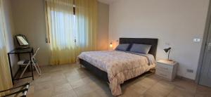 ein Schlafzimmer mit einem Bett und einer Lampe auf einem Nachttisch in der Unterkunft Il Ciclista in Solfagnano Parlesca