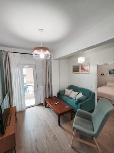 アテネにあるCenter Athens all new and fully equipped 2 bedrooms 82 sqm big sea view apt close to Acropoli with Liftの緑のソファとベッドのあるリビングルーム