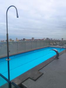 a swimming pool on the roof of a building at Edificio Matiz Cavancha in Iquique