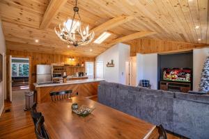 una sala de estar con una mesa y un sofá en Snaggys Retreat, en Boone